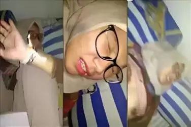 Bokep SMA Hijab Kacamata Main Nakal Di Kasur